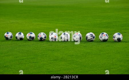 10 palle da ballo adidas Derbystar si trovano in una fila sul tappeto erboso della Allianz Arena, Monaco, Baviera, Germania Foto Stock