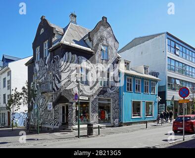 Graffiti opere d'arte su una casa residenziale, Reykjavik, Hoefuoborgarsvaeoio, Islanda Foto Stock