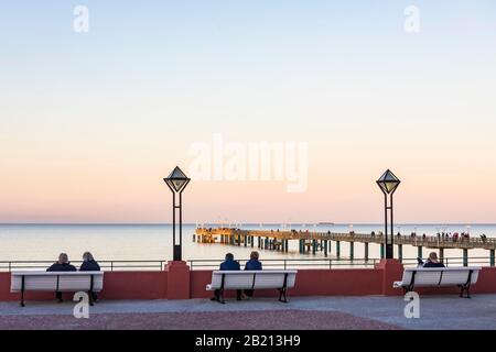 Kurplatz di fronte all'hotel termale Binz, molo, Mar Baltico, Binz, Isola di Ruegen, Mecklenburg-Vorpommern, Germania Foto Stock