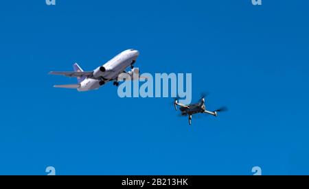 Composizione digitale, drone fotografico DJI Mavic 2 Pro e in background un Boeing 737-500 di partenza insieme nello spazio aereo, in Germania Foto Stock