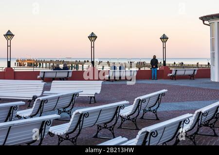 Kurplatz di fronte all'hotel termale Binz, molo, Mar Baltico, Binz, Isola di Ruegen, Mecklenburg-Vorpommern, Germania Foto Stock