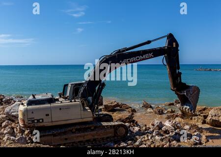 Turchia Alanya 18 aprile 2018: Un vecchio escavatore sta lavorando sulla riva del mare per prepararlo per i turisti. Foto Stock