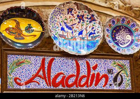 Turchia Alanya 18 aprile 2018: Un cartello a mosaico fatto a mano con ceramiche decorative classiche turche con diverse immagini, Istanbul, Grand Bazaar. Foto Stock