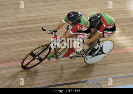 Atene, Grecia 18SEP04: Prove a tempo indoor di ciclismo ai Giochi Paralimpici di Atene. Il pilota nella parte posteriore è cieco, il pilota anteriore è il pilota. ©Bob Daemmrich Foto Stock