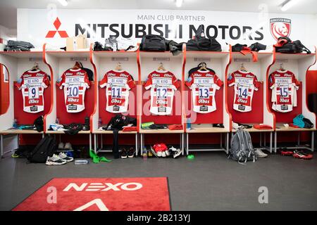 Editoriale UTILIZZARE SOLO magliette Gloucester Rugby che mostrano le parole 'Essere Gentili' sul retro, come Danny Cipriani e i suoi compagni di squadra indosseranno bande commemorative nere goffrate con quelli durante il gioco di stasera??? Contro sale Sharks, in memoria di Caroline Flack. Foto Stock