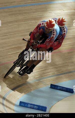 Atene, Grecia 18SEP04: Prove a tempo indoor di ciclismo ai Giochi Paralimpici di Atene. Il pilota nella parte posteriore è cieco, il pilota anteriore è il pilota. ©Bob Daemmrich Foto Stock