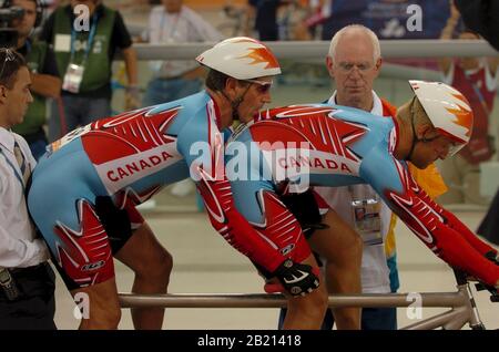 Atene, Grecia 18SEP04: Prove a tempo indoor track in tandem ai Giochi Paralimpici di Atene. Il pilota nella parte posteriore è cieco, il pilota anteriore è il pilota. ©Bob Daemmrich Foto Stock