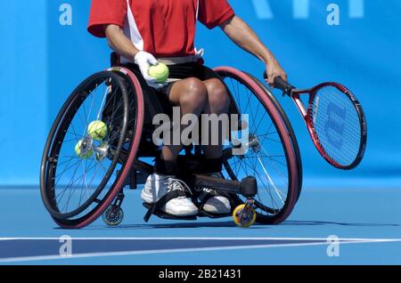 Atene, Grecia 18SEP04: Il tennista canadese compete in sedia a rotelle alla Paralimpica di Atene. ©Bob Daemmrich Foto Stock