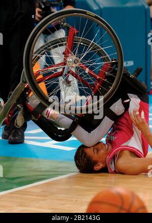 Atene, Grecia 18SEP04: La Lupita Madrigal Cruz del Messico è sconvolta, ma non male come ha fatto un passo in una partita contro il Canada alla pallacanestro sedia a rotelle ai Giochi Paralimpici. ©Bob Daemmrich Foto Stock