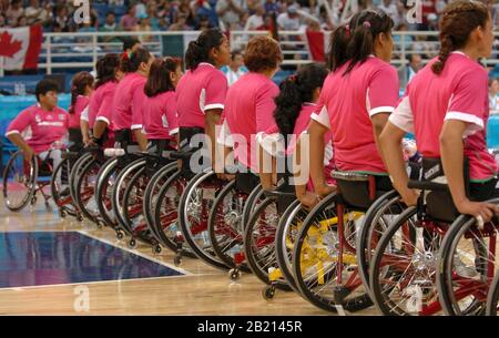 Atene, Grecia 18SEP04: Squadra di basket femminile messicana in sedia a rotelle durante le presentazioni pre-partita. ©Bob Daemmrich Foto Stock