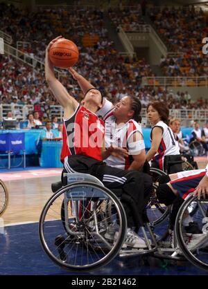 Atene, Grecia 18SEP04: Basket femminile su sedia a rotelle, Giappone (bianco) contro Germania (rosso). ©Bob Daemmrich Foto Stock