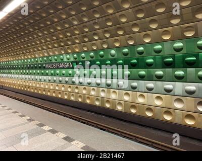 Vista sulla stazione della metropolitana Malostranska a Praga, Repubblica Ceca. Il sistema della metropolitana di Praga è estremamente efficiente, pulito ed economico. Foto Stock