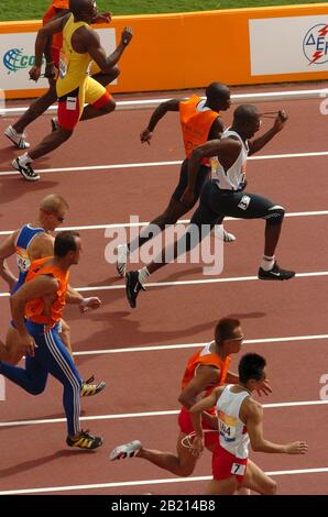 Atene, Grecia 21SEP04: Corridori ciechi in competizione con l'aiuto di guide avvistate nei 100 metri preliminari alla Paralimpiadi di Atene. ©Bob Daemmrich Foto Stock