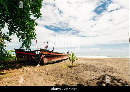 Barche a Playa Negra, Puerto Viejo de Talamanca, Costa Rica Foto Stock