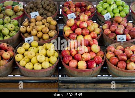 Cestini di prodotti agricoli freschi sono in vendita in un mercato agricolo all'aperto in Michigan USA Foto Stock