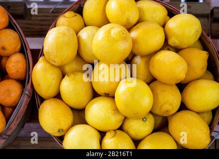 I cestini sono riempiti di limoni freschi e arance in un mercato agricolo locale negli Stati Uniti Foto Stock