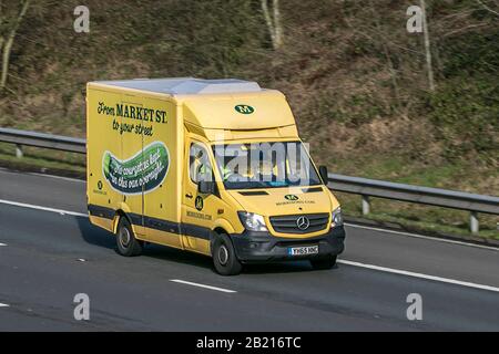 Morrisons alimentari consegna furgone guidando sulla M6 autostrada vicino Preston in Lancashire Foto Stock