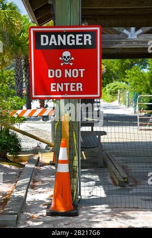 Square Red Danger Non inserire segno con cranio e Cross Bones in un Worksite Foto Stock