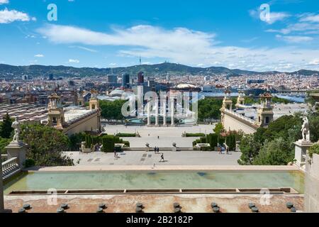 Barcellona, SPAGNA - 13 MAGGIO 2017: Scatto orizzontale. Vista Da Montjuic Hill. Città di Barcellona con diversi edifici e luoghi iconici. Quattro Colonne Foto Stock