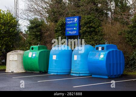 28 febbraio 2020 una banca di bottiglie per il riciclaggio del vetro situata nell'angolo del parcheggio presso il Bloomfield Shopping Centre a Bangor, Irlanda del Nord Foto Stock