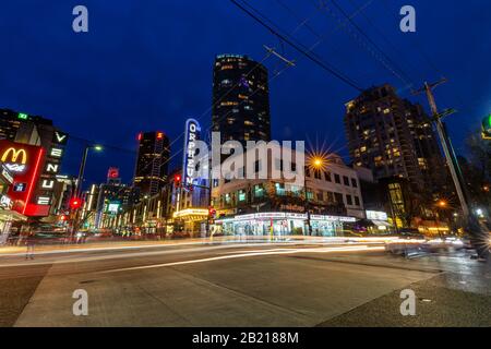 Centro di Vancouver, British Columbia, Canada - 22 febbraio 2020: Vista notturna di una Main Strip nella Città urbana Moderna, Granville St, dove la maggior parte dei locali notturni Foto Stock