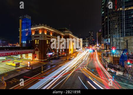 Centro di Vancouver, British Columbia, Canada - 22 febbraio 2020: Vista notturna aerea di un angolo di strada nella Città urbana Moderna dopo il tramonto. Foto Stock