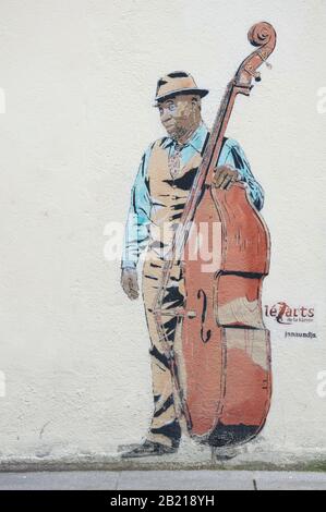 Immagine del jazz double bass player Farris Smith Jr. Di stencil artisti noti come janaundjs. Graffiti Street art nel quartiere la Butte aux Cailles. Parigi. Foto Stock