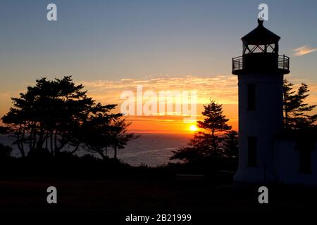 Una vista al tramonto del faro di Admiralty Head, Fort Casey state Park, vicino a Coupeville, Island County, Whidbey Island, Washington, Stati Uniti Foto Stock