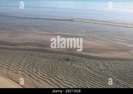 Interessanti modelli ondulati e ondulati sulla spiaggia di Brandinchi in Sardegna, Italia. Foto Stock