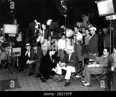 Vince BARNETT PAUL MUNI come Tony Camonte e regista HOWARD HAWKS con l'equipaggio di film su set cand durante le riprese di SCARFACE 1932 registi HOWARD HAWKS e RICHARD ROSSON romanzo Armitage Trail Screen story ben Hecht produttore Howard Hughes The Caddo Company / United Artists Foto Stock