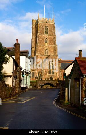 La Chiesa del Priorato di St George a Dunster, Somerset, Inghilterra visto da Church Street Foto Stock