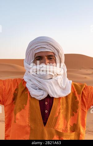 Uomo con turbante bianco e arancio urlante Foto Stock