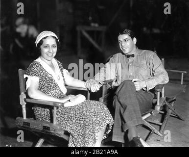 Paul MUNI in costume come Tony Camonte posa su set candid con sua moglie BELLA MUNI durante le riprese di SCARFACE 1932 registi HOWARD HAWKS e RICHARD ROSSON romanzo Armitage Trail Screen story ben Hecht produttore Howard Hughes The Caddo Company / United Artists Foto Stock