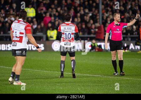 Editoriale UTILIZZARE SOLO Danny Cipriani e i suoi compagni di squadra di rugby Gloucester indossare le camicie commemorative in rilievo con le parole 'Essere Gentile' durante la notte????s gioco contro sale Sharks, in memoria di Caroline Flack. Foto Stock