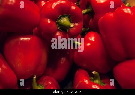rosso, dolce, pepe grande sulla finestra del negozio, closeup. Il cibo di fondo. Foto Stock