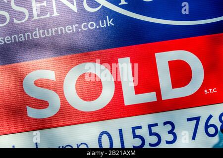 Il segno venduto dell'Agente Immobiliare fuori di una casa. Foto Stock