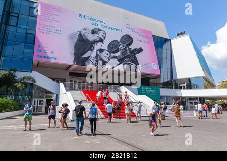 Cannes, Francia - 14 agosto 2018: I turisti camminano vicino al Palais des Festivals et des Congres, sede del Festival del Cinema di Cannes, i Lions di Cannes Foto Stock