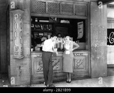 Paul MUNI in costume come Tony Camonte su candid insieme con KAREN MORLEY durante le riprese di SCARFACE 1932 registi HOWARD HAWKS e RICHARD ROSSON romanzo Armitage Trail Screen story ben Hecht produttore Howard Hughes The Caddo Company / United Artists Foto Stock