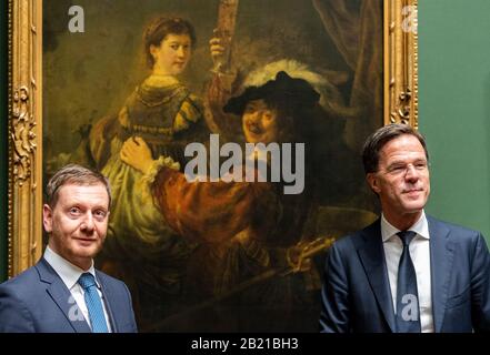 Dresda, Germania. 28th Feb, 2020. Michael Kretschmer (CDU, l), primo ministro della Sassonia, E Mark Rutte, primo ministro dei Paesi Bassi, si trova di fronte all'opera di Rembrandt 'Rembrandt e Saskia nella Parabola del Figlio Prodigo' durante un tour per la riapertura della Galleria d'immagini dei vecchi Maestri e della Collezione di sculture dopo diversi anni di ristrutturazione generale. Il Semper Building della 19th secolo di allevamento è stato sottoposto a fondamentali lavori di restauro dall'autunno 2013. I visitatori possono visitare nuovamente la casa dal 29 febbraio. Credito: DPA Picture Alliance/Alamy Live News credito: DPA pictur Foto Stock