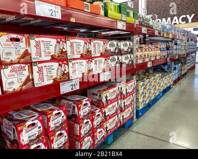 Orlando, FL/USA-2/1/20:il display Atkins e Slimfast attende che i clienti acquistino presso un negozio Sams Club. Foto Stock