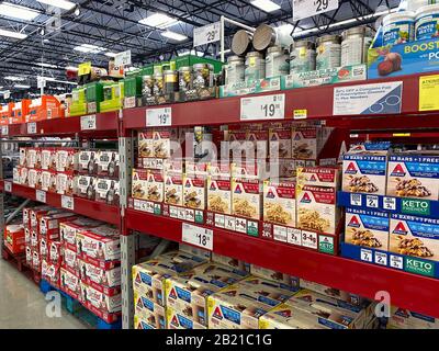 Orlando, FL/USA-2/1/20:il display Atkins e Slimfast attende che i clienti acquistino presso un negozio Sams Club. Foto Stock