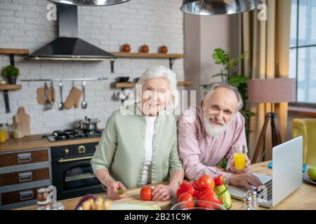 Coppia anziana che ha uno stile di vita moderno e sano Foto Stock