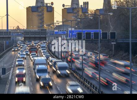 Zähfliessender Verkehr, Stadtautobahn A 100, Wilmersdorf, Berlin, Deutschland Foto Stock