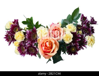 Bouquet di rose e crisantemi isolati su bianco. Foto Stock