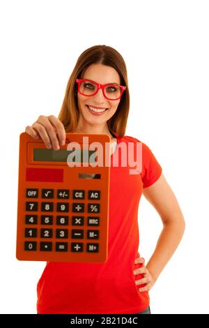 Bello giovane studente di matematica tiene retro grande calcolatrice isolato su sfondo bianco Foto Stock