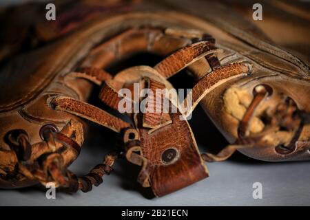 Closeup di nastro di catchers mitt utilizzato nella bullpen nella 9th inning del gioco 7 della World Series 1960 (Pittsburgh Pirates / NY Yankees), colore Foto Stock