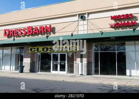 Segnaletica "Store Closing" al di fuori di un punto vendita di Dressbn a Frederick, Maryland, il 21 febbraio 2020. Foto Stock