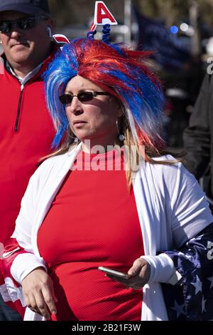 Charleston, Carolina Del Sud, Stati Uniti. 28th Feb, 2020. I sostenitori del presidente Donald Trump si riuniscono al di fuori del North Charleston Coliseum per Il Suo Gran Rally Keep America, venerdì 28 febbraio 2020, a North Charleston, South Carolina. Foto di Richard Ellis/UPI Credit: UPI/Alamy Live News Foto Stock