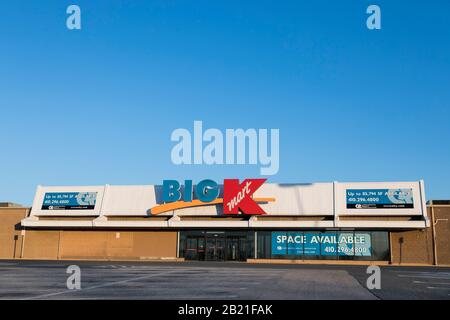 Un cartello 'spazio Disponibile' fuori da un punto vendita Big Kmart chiuso e abbandonato a Baltimora, Maryland, il 22 febbraio 2020. Foto Stock