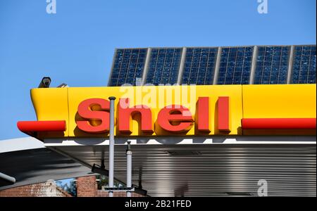 La Shell Tankstelle, Solarzellen, Hohenzollerndamm, Wilmersdorf, Berlino, Deutschland Foto Stock